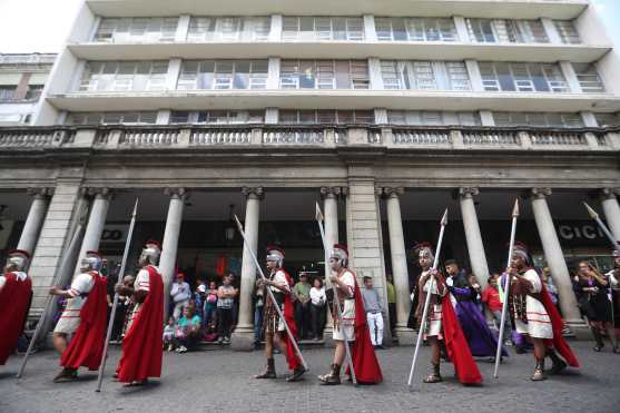 El escuadrón de Romanos del Calvario llevaba sus lanzas marcando los límites laterales de la procesión