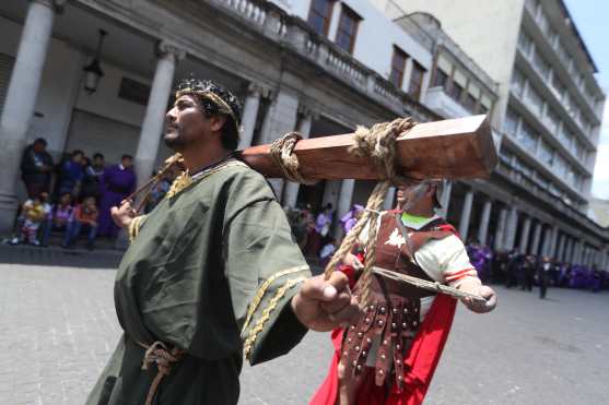 Otro detalle de la procesión es la representación de Dimas y Gestas, ladrones que habrían sido crucificados junto a Jesús