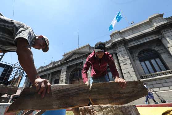 Las personas llevan tres días afuera del Organismo Legislativo y con paciencia llevan a cabo sus tareas. Foto Prensa Libre: Óscar Rivas