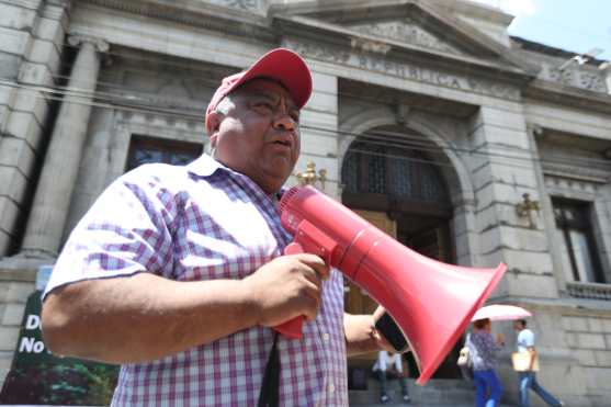 Óscar Hérnandez Revolorio, representante del gremio, indicó que han tratado de dialogar con los diputados pero ellos no han querido atenderlos. (Foto Prensa Libre: Óscar Rivas)