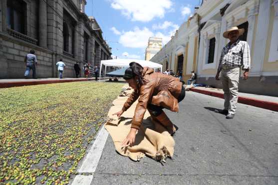 Mujeres que trabajan en el proceso de siembra y cultivo del café pidieron a diputados que continúen con el diálogo. (Foto Prensa Libre: Óscar Rivas)