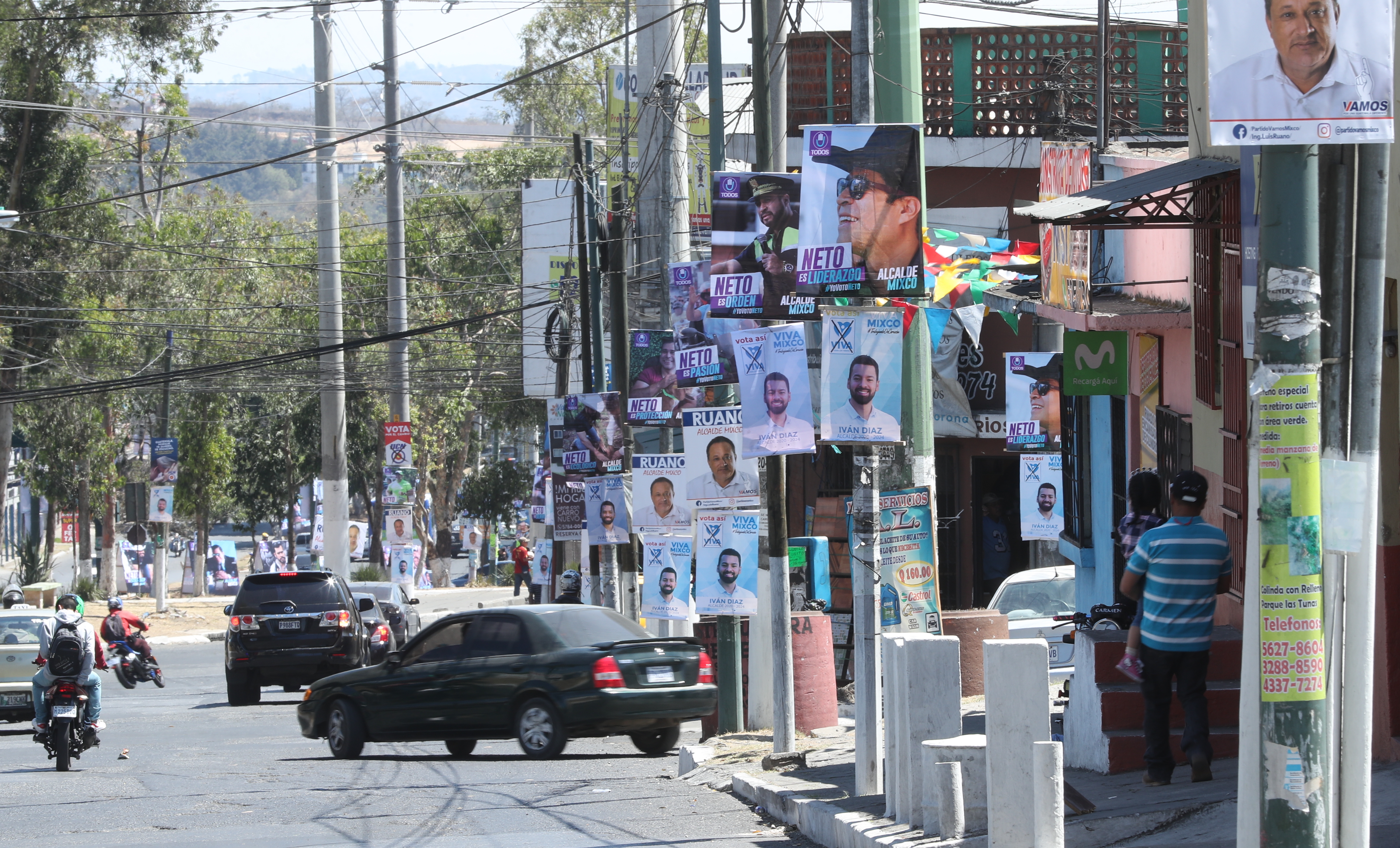 Los partidos políticos ya están enfrascados en el proceso electoral y colocan publicidad en las calles. (Foto Prensa Libre: Esbin García)