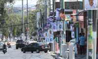Los partidos políticos ya están enfrascados en el proceso electoral y colocan publicidad en las calles. (Foto Prensa Libre: Esbin García)