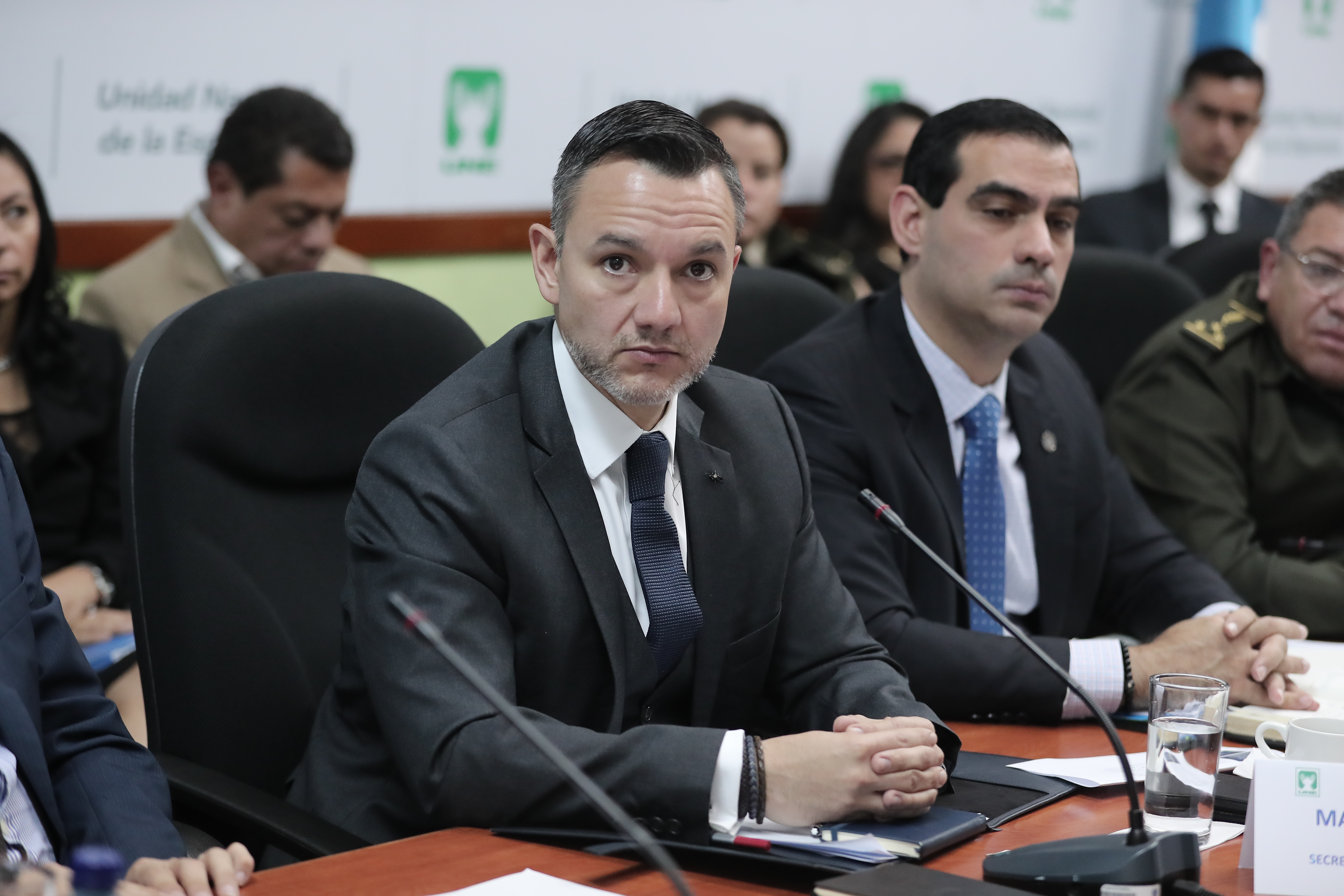 El titular de la SIE, Mario Duarte (centro) durante una citación en el Congreso donde debería dar explicaciones sobre la concentración de los jeeps J8, pero dejó más dudas. (Foto Prensa Libre: Juan Diego González)