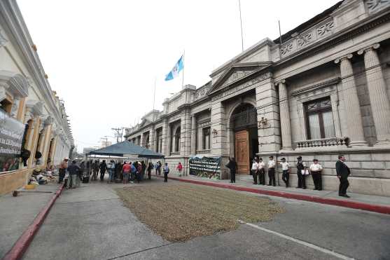 La protesta inició el lunes 18 de marzo y desde entonces el ingreso al Congreso sobre la 9na. Avenida es solamente peatonal. (Foto Prensa Libre: Juan Diego González)
