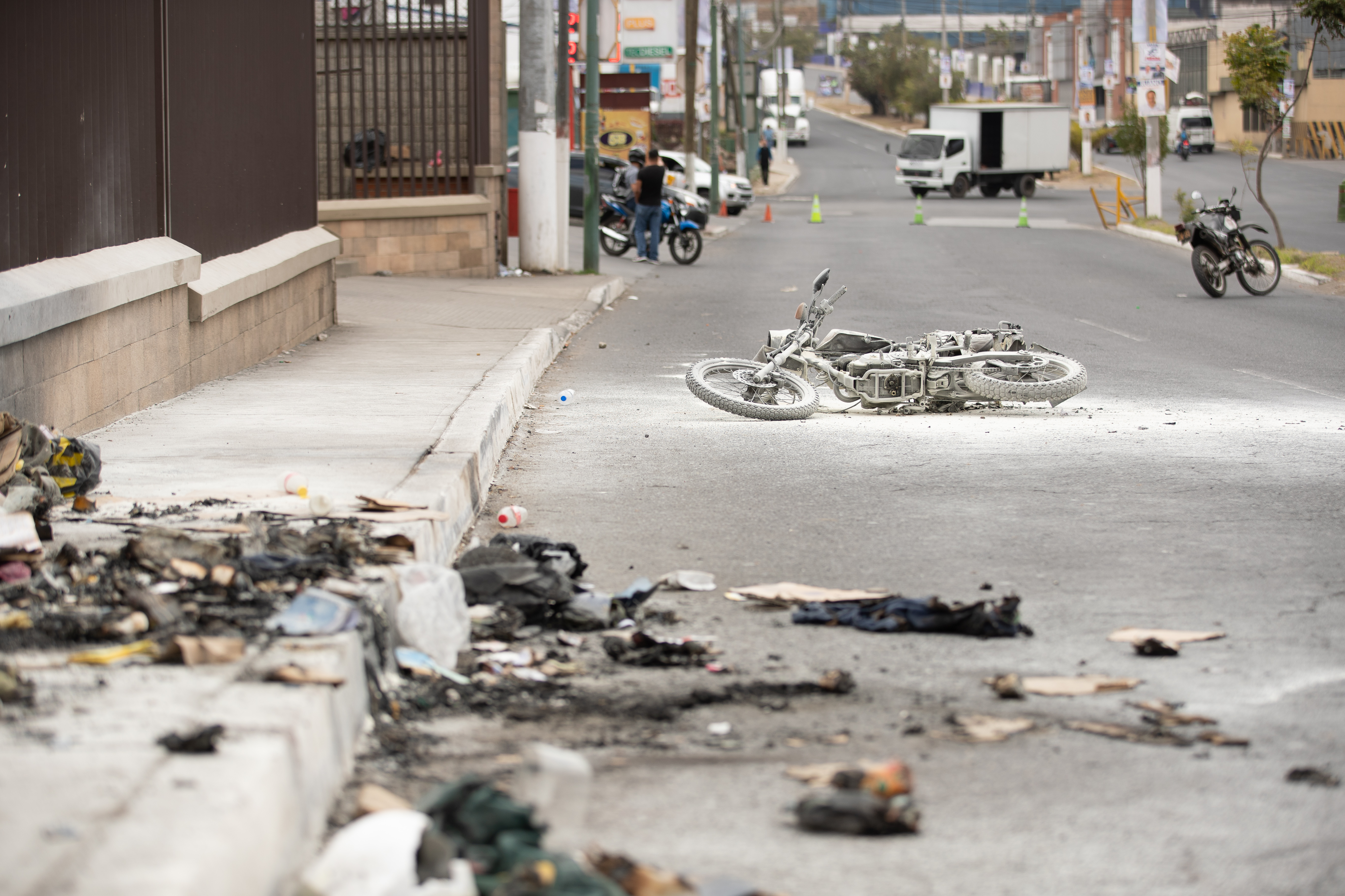 En este lugar del bulevar El Naranjo, en Mixco, fueron vapuleados y quemados los dos supuestos sicarios. (Foto Prensa Libre: Juand Diego González)