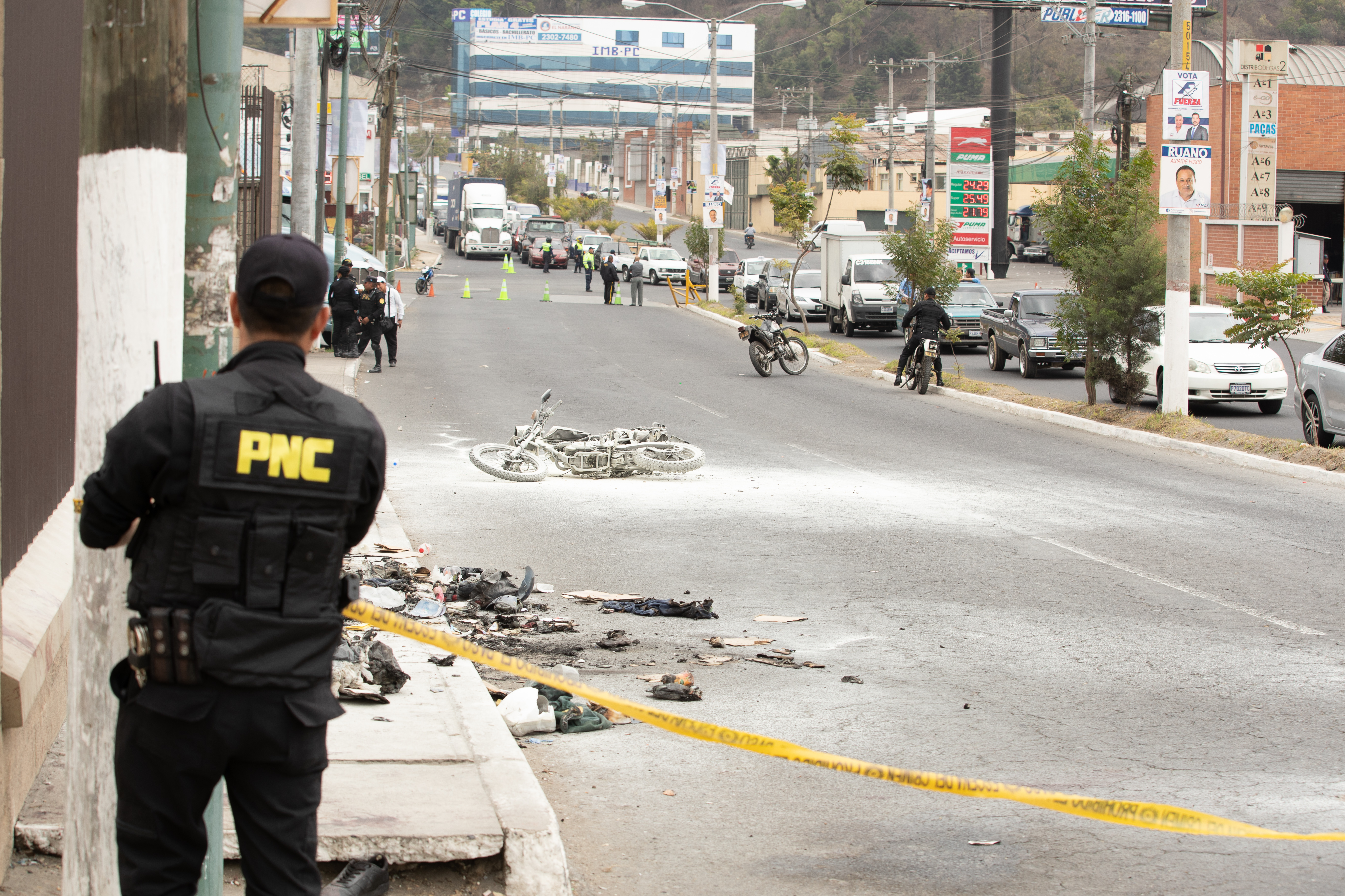 Un policía observa el lugar  donde fueron quemados los supuestos delincuentes que posteriormente murieron. (Foto Prensa Libre: Juan Diego González)

