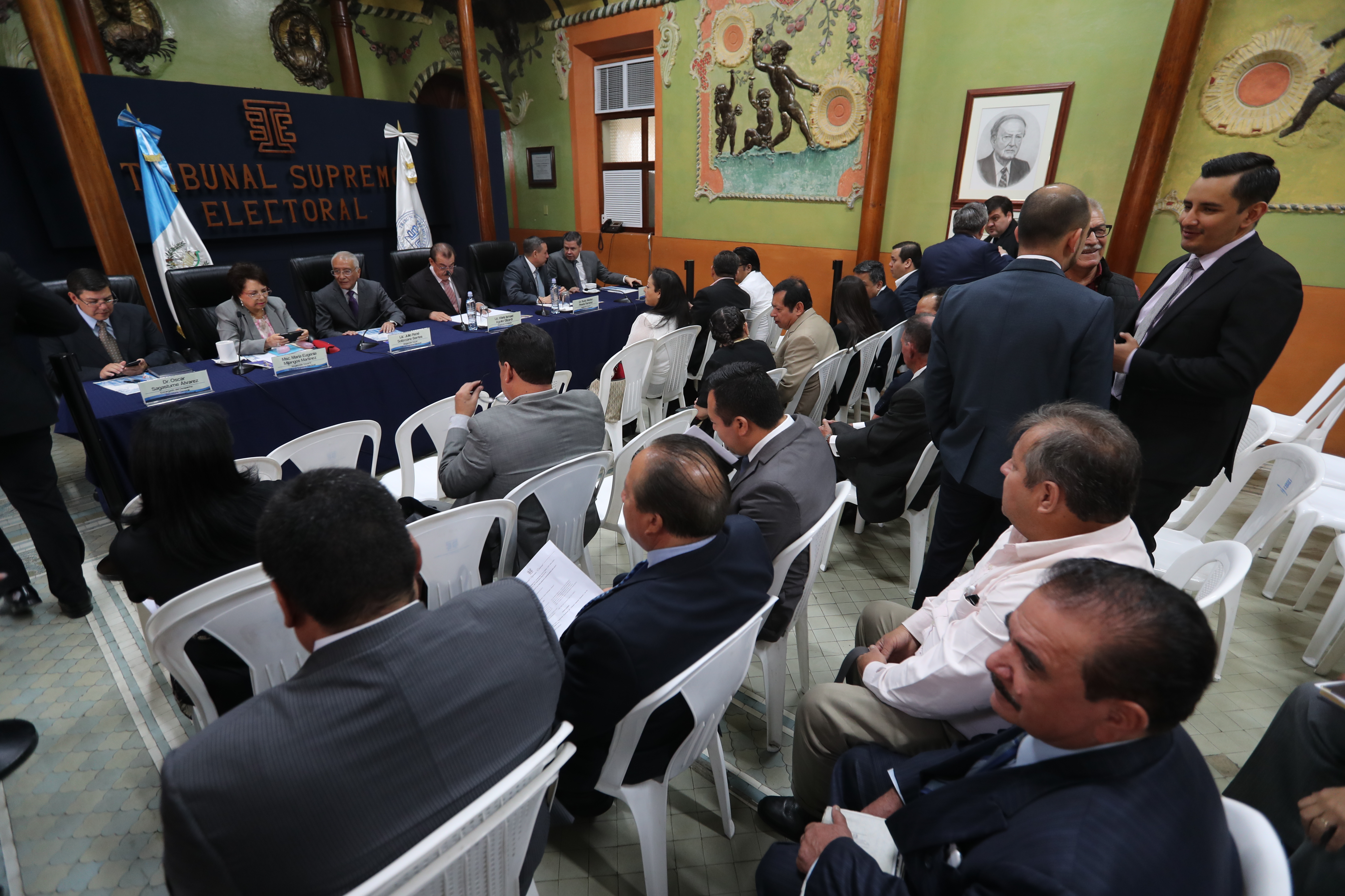 Partidos podrían ser sancionados por haber pautado en Facebook y Twitter para promover candidatos, lo cual está prohbido. (Foto Prensa Libre: Érick Ávila)