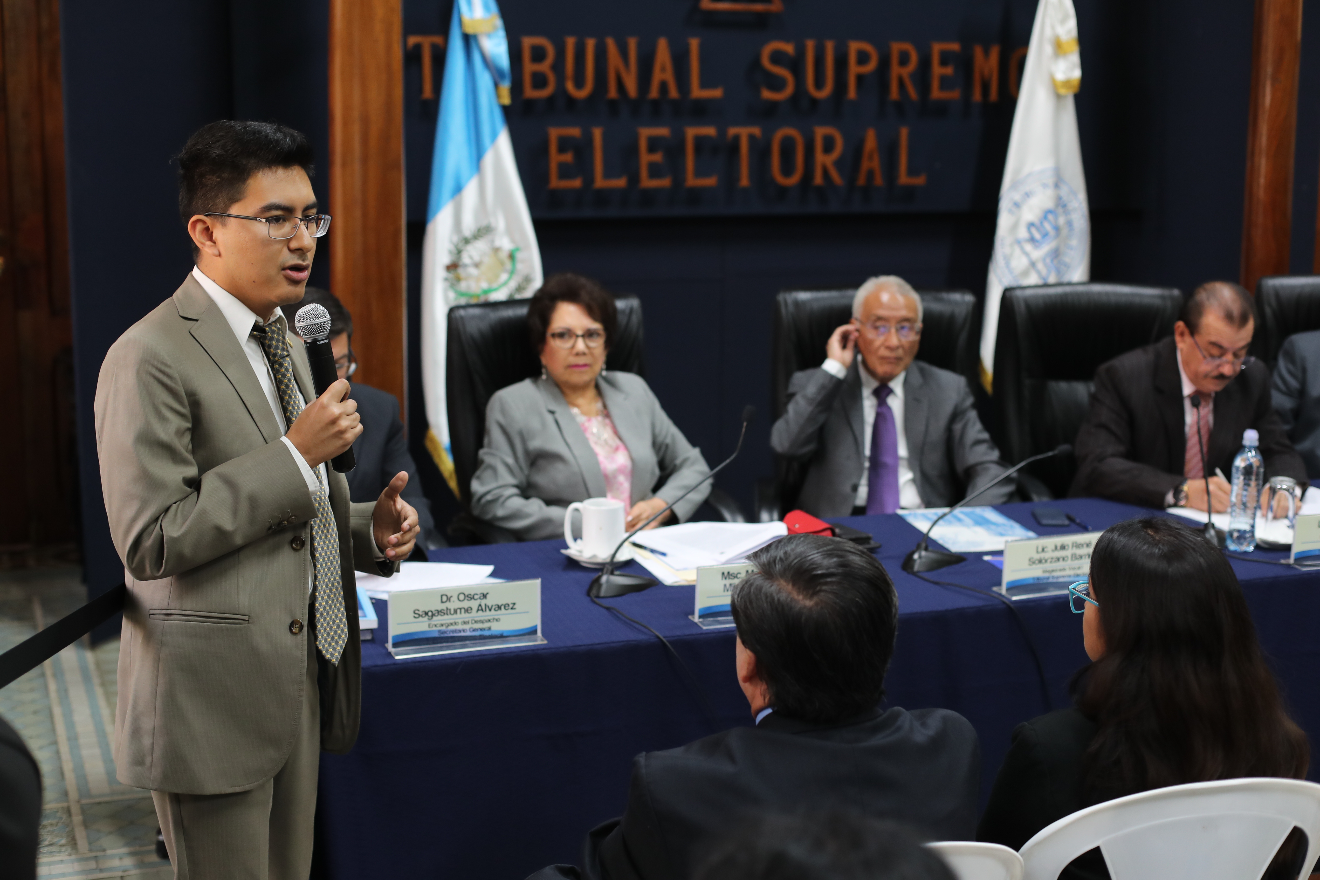 Ricardo LaParra, del partido Semilla habla durante la reunión de fiscales de partidos políticos con magistrados del Tribunal Supremo Electoral. (Foto Prensa Libre: Érick Ávila)