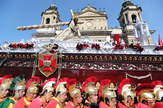 El Escuadrón de Romanos ha tenido el privilegio de llevar en hombros a Jesús de los Milagros para su Consagración y el 25 aniversario frente a Catedral Metropolitana