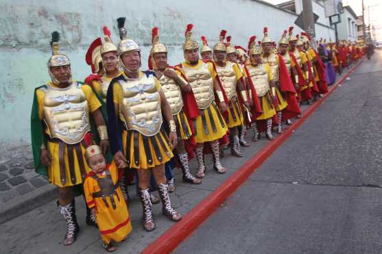 Alejandro Campos (capa azul y un niño) es el encargado del Escuadrón de Romanos y este año cumple 44 años de estar al servicio de Jesús de los Milaros, indica