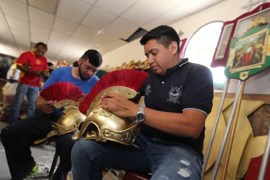 Los penachos de los cascos son cambiados y algunos repintados