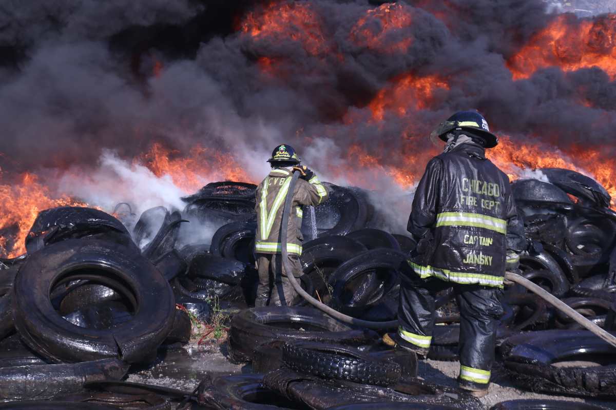 Fotogalería: incendio de neumáticos en zona 3