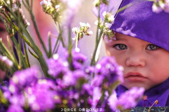 Una dulce mirada nos brinda un niño vestido de cucurucho. Foto Prensa Libre: Jorge Ordóñez 