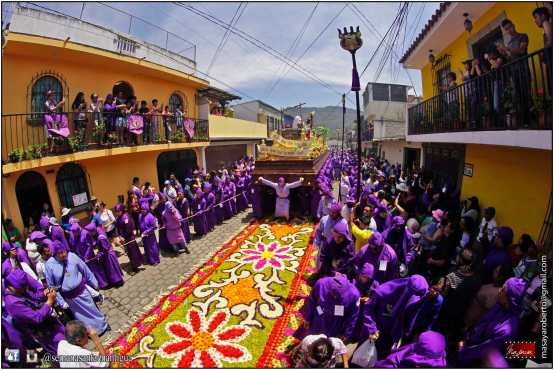 Las calles del municipio de Jocotenango, Sacatepéquez, fueron adornadas con alfombras de aserrín. Foto Prensa Libre: Roberto Masaya