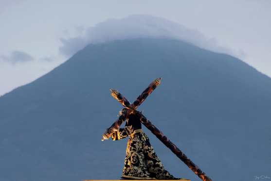 El fondo de los volcanes es un detalle infaltable en los cortejos de Antigua Guatemala. Foto Prensa Libre: Jorge Ordóñez 
