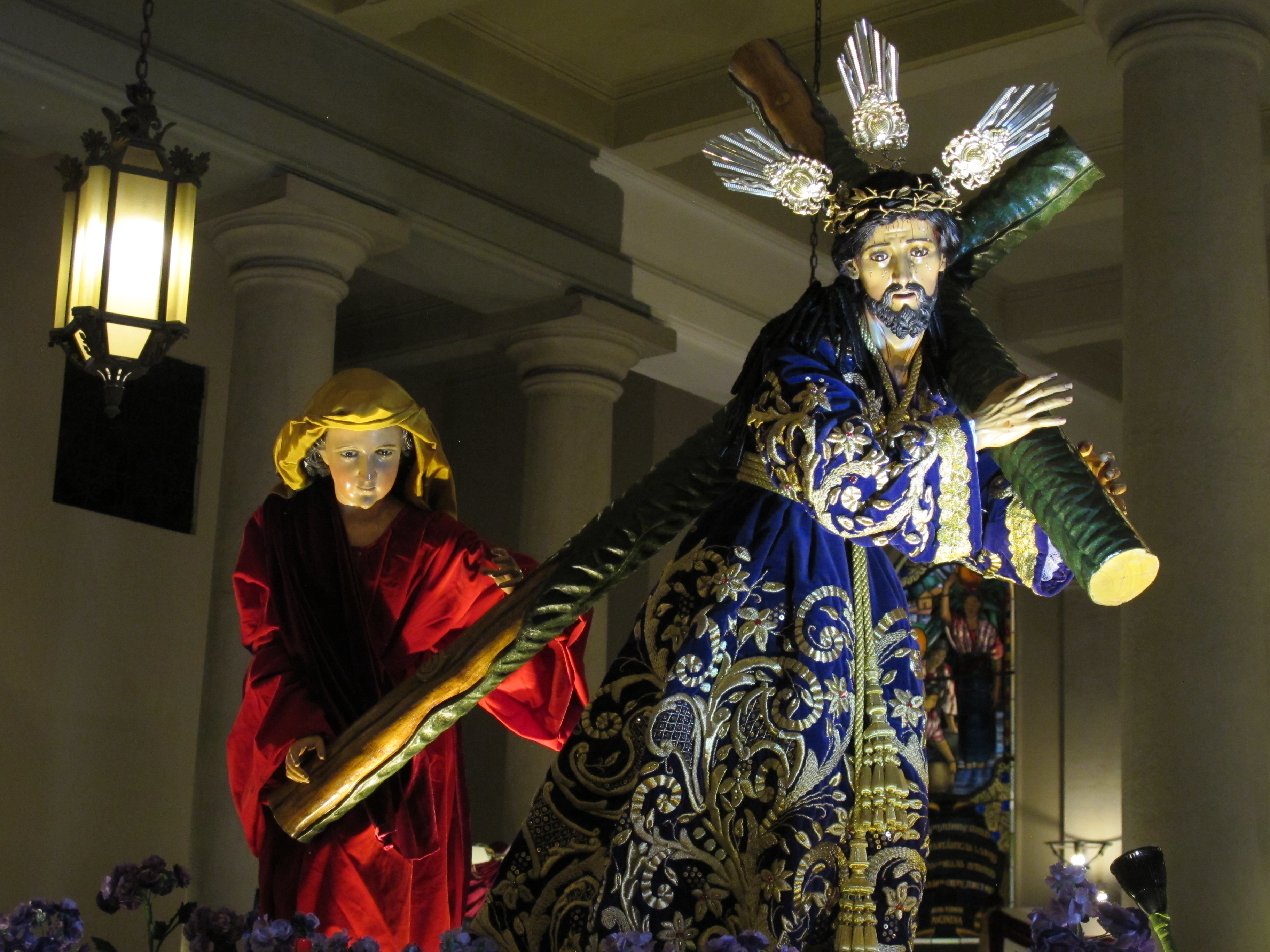 Réplica de la imagen de Jesús de las Tres Potencias, que se venera en la Parroquia Vieja, zona 6, y que es parte de la exposición en el Palacio Nacional de la Cultura. (Foto Prensa Libre: María René Gaytán)