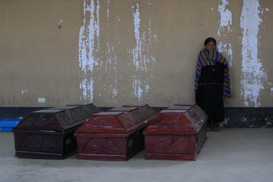 Conforme pasaba el tiempo se fue restableciendo la cifra de los cuerpos de socorro e indicaron que identificados habían 18 cuerpos, incluido el de un líder comunitario fallecido en un accidente ocurrido minutos antes. Foto Prensa Libre: Carlos Hernández Ovalle