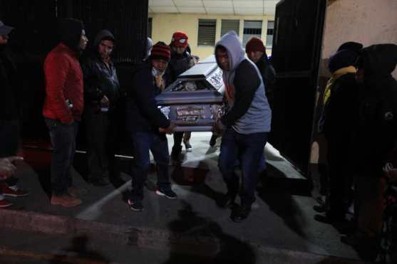 Los vecinos se han unido en el lugar para ayudar a llevar los cuerpos a sus hogares. Foto Prensa Libre: Carlos Hernández Ovalle