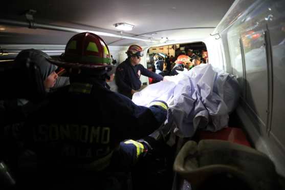 En ambulancias de los cuerpos de socorro fueron trasladados los cuerpos hacia la morgue improvisada en Nahualá, Sololá. Foto Prensa Libre: Carlos Hernández Ovalle