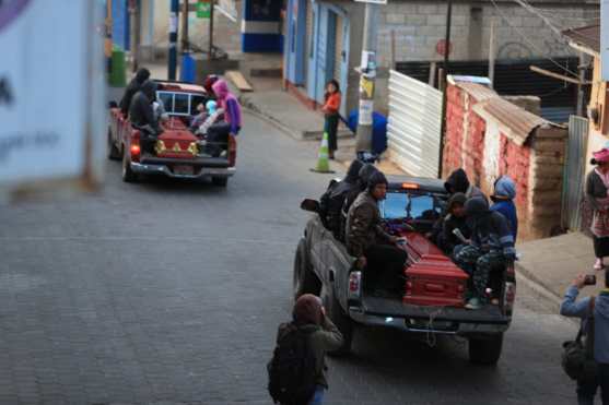 Esta mañana y madrugada se llegaba a traer a los últimos cuerpos que permanecían en una morgue improvisada. Foto Prensa Libre: Carlos Hernández Ovalle