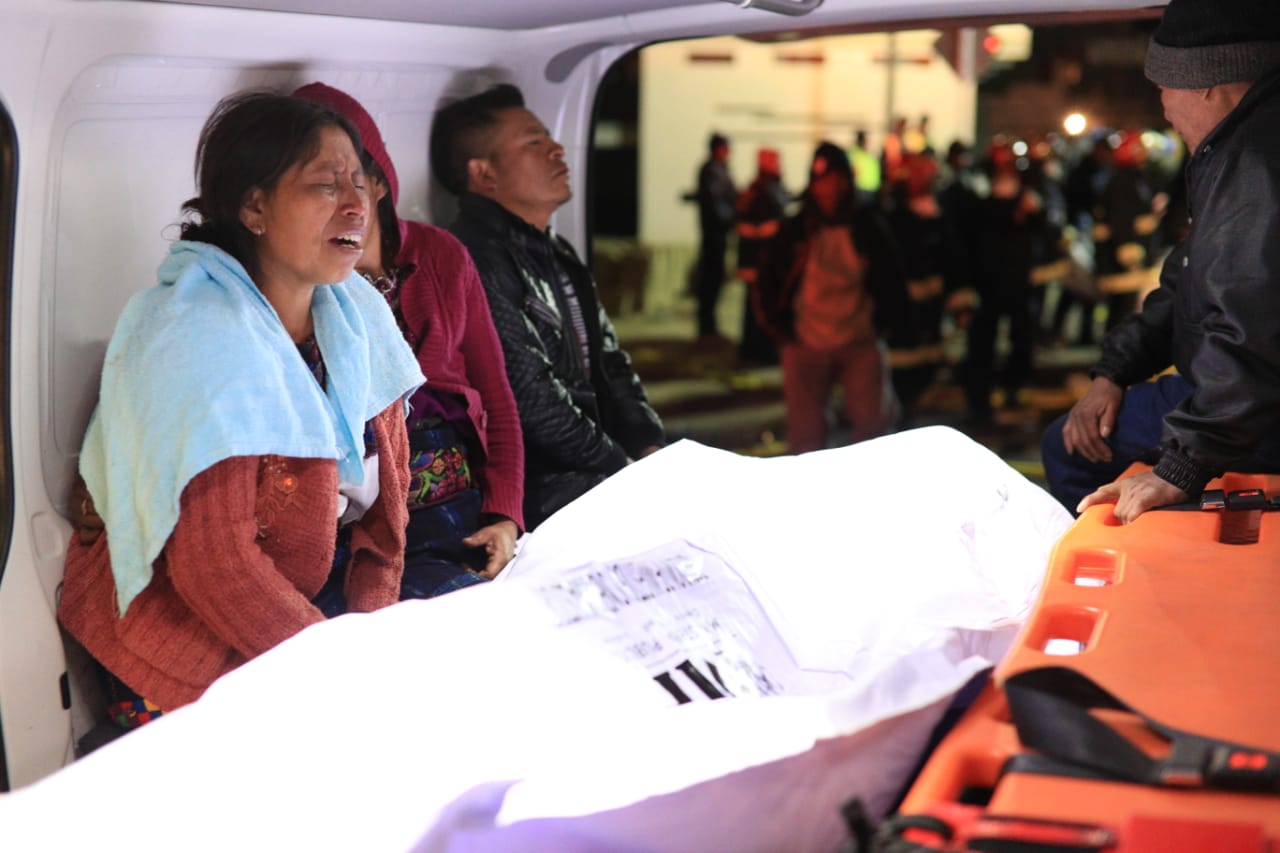 Familiares lamentan la muerte de sus seres queridos en la tragedia  de Nahualá. (Foto Prensa Libre: Carlos Hernández Ovalle)