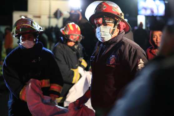 En el momento los cuerpos de socorro se trasladaron al lugar y daban una cifra de más de tres decenas de fallecidos. Foto Prensa Libre: Carlos Hernández Ovalle