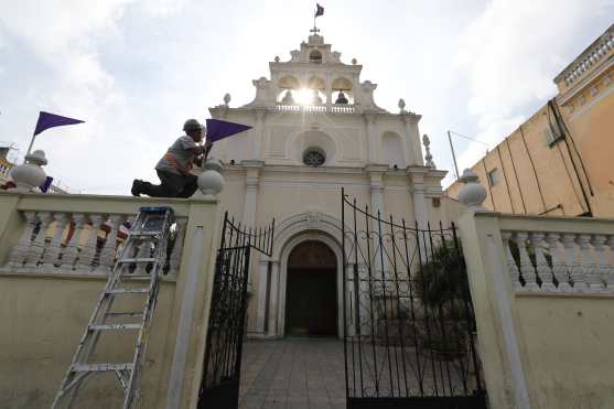 Banderolas moradas adornan el ingreso al templo en la 9na. Avenida y 14 calle, zona 1. Foto Prensa Libre: Óscar Rivas