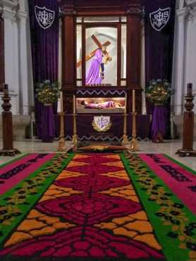 En la iglesia La Recolección también se realizó una alfombra en donde se encuentran Jesús del Consuelo y el Señor Sepultado. Foto Prensa Libre: Semilla Recoleta