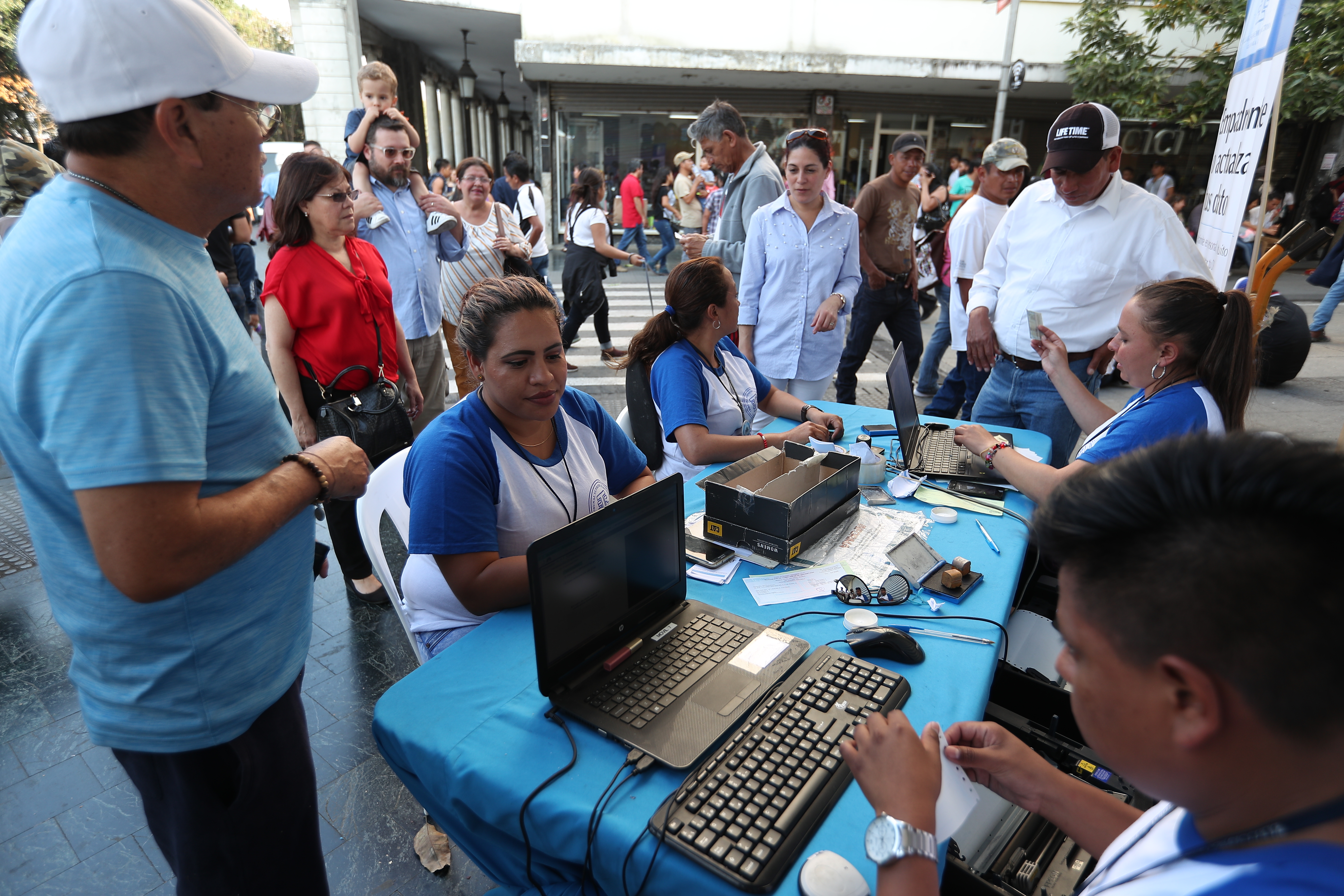 Uno de los puestos de empadronamiento con más participación de ciudadanos es la que se ubica en el Paseo de la Sexta. (Foto Prensa Libre: Carlos Hernández Ovalle)