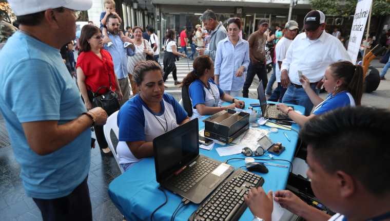 Uno de los puestos de empadronamiento con más participación de ciudadanos es la que se ubica en el Paseo de la Sexta. (Foto Prensa Libre: Carlos Hernández Ovalle)