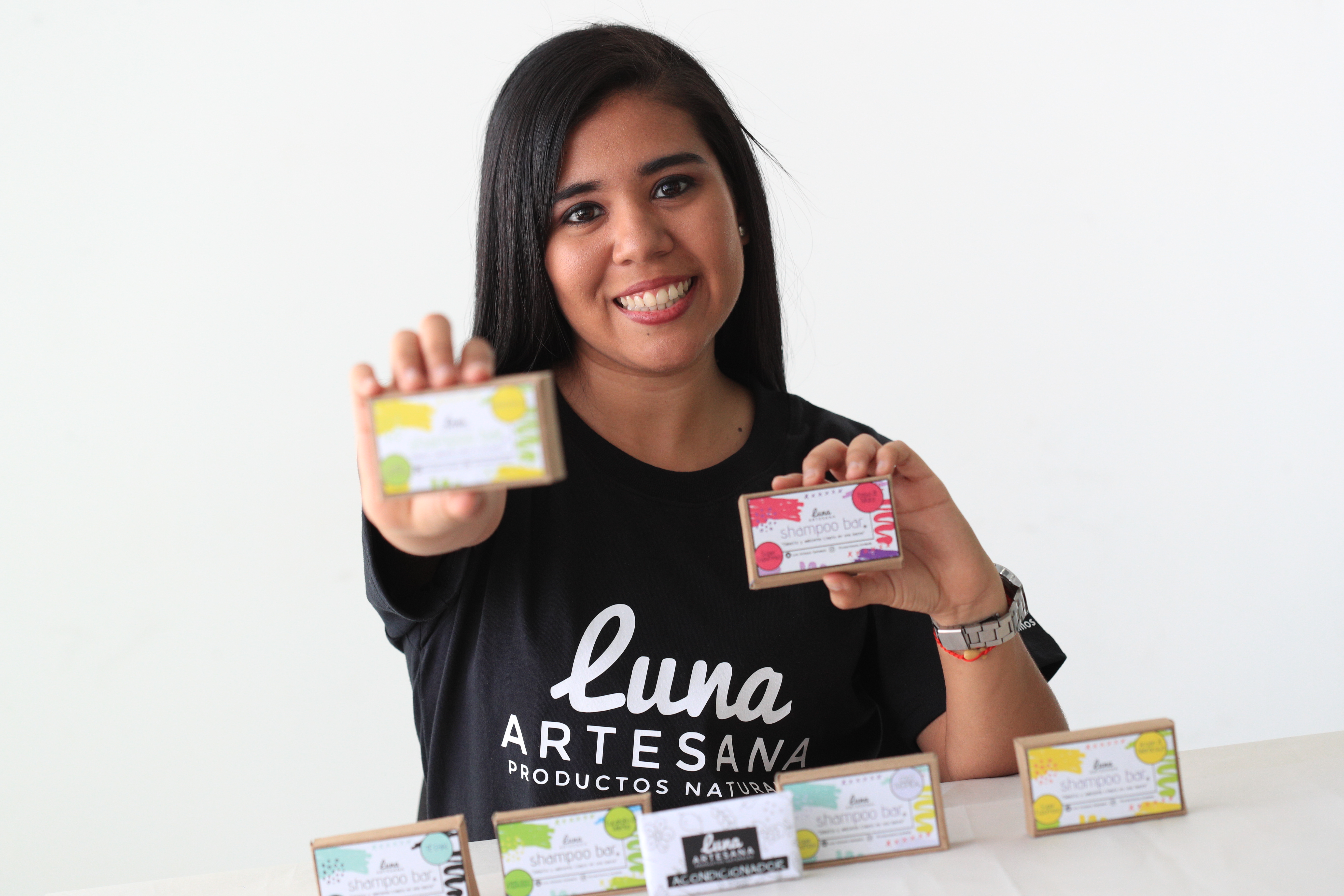 Lilibeth Franco, creadora de Luna Artesana, afirma que sus productos son amigables con el ambiente. (Foto Prensa Libre: Carlos Hernández Ovalle)