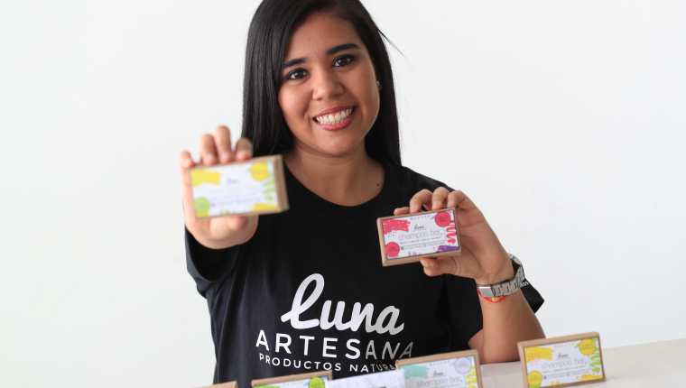 Lilibeth Franco, creadora de Luna Artesana, afirma que sus productos son amigables con el ambiente. (Foto Prensa Libre: Carlos Hernández Ovalle)