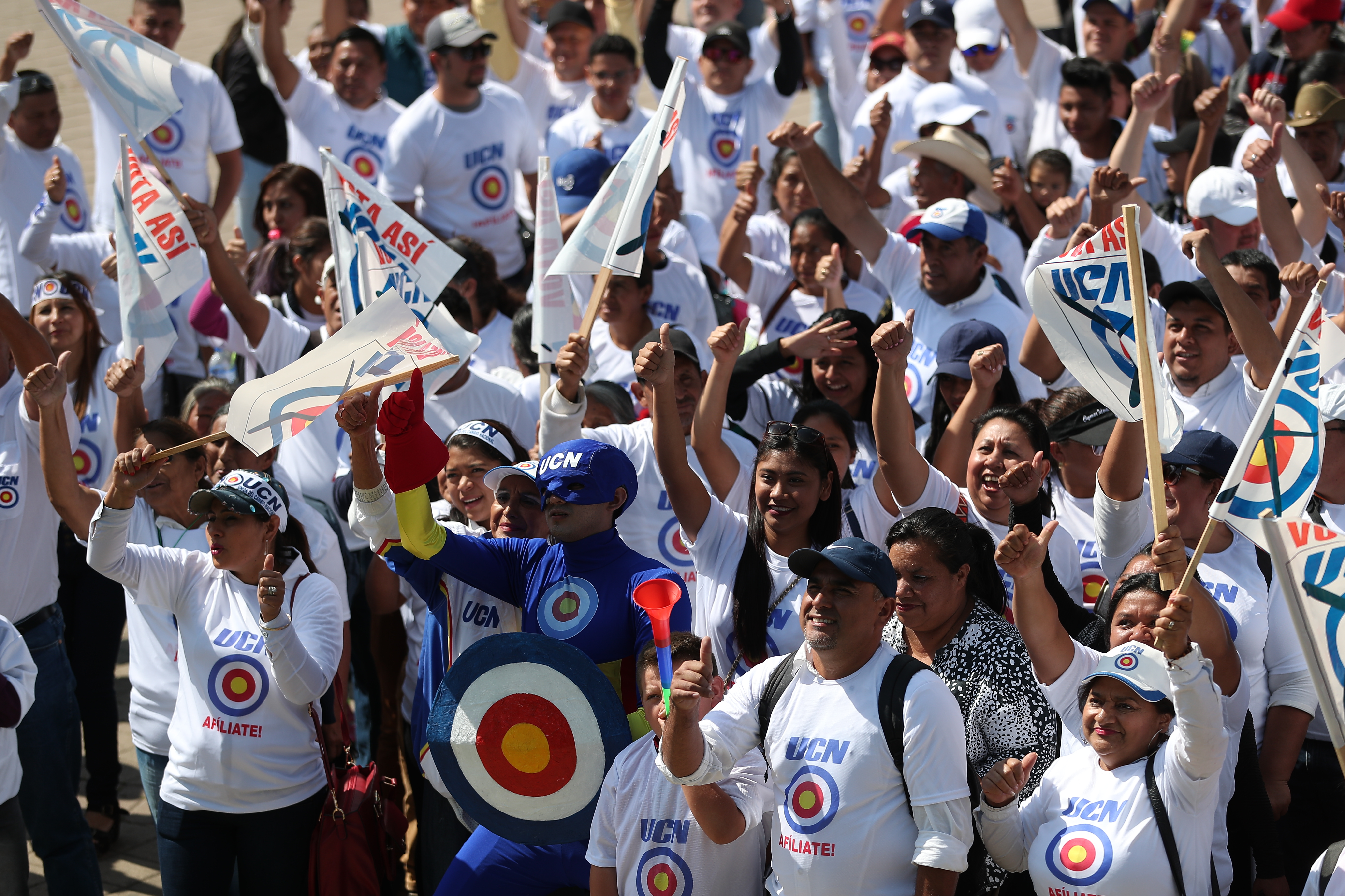 Partidarios de la UCN, durante la actividad en la cual el partido proclamó como candidato presidencial a Mario Estrada, en marzo del 2019, en el Obslisco, ciudad de Guatemala. (Foto Prensa Libre: Hemeroteca PL)