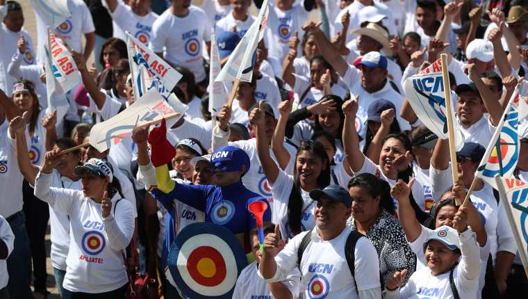 Partidarios de la UCN, durante la actividad en la cual el partido proclamó como candidato presidencial a Mario Estrada, en marzo del 2019, en el Obslisco, ciudad de Guatemala. (Foto Prensa Libre: Hemeroteca PL)