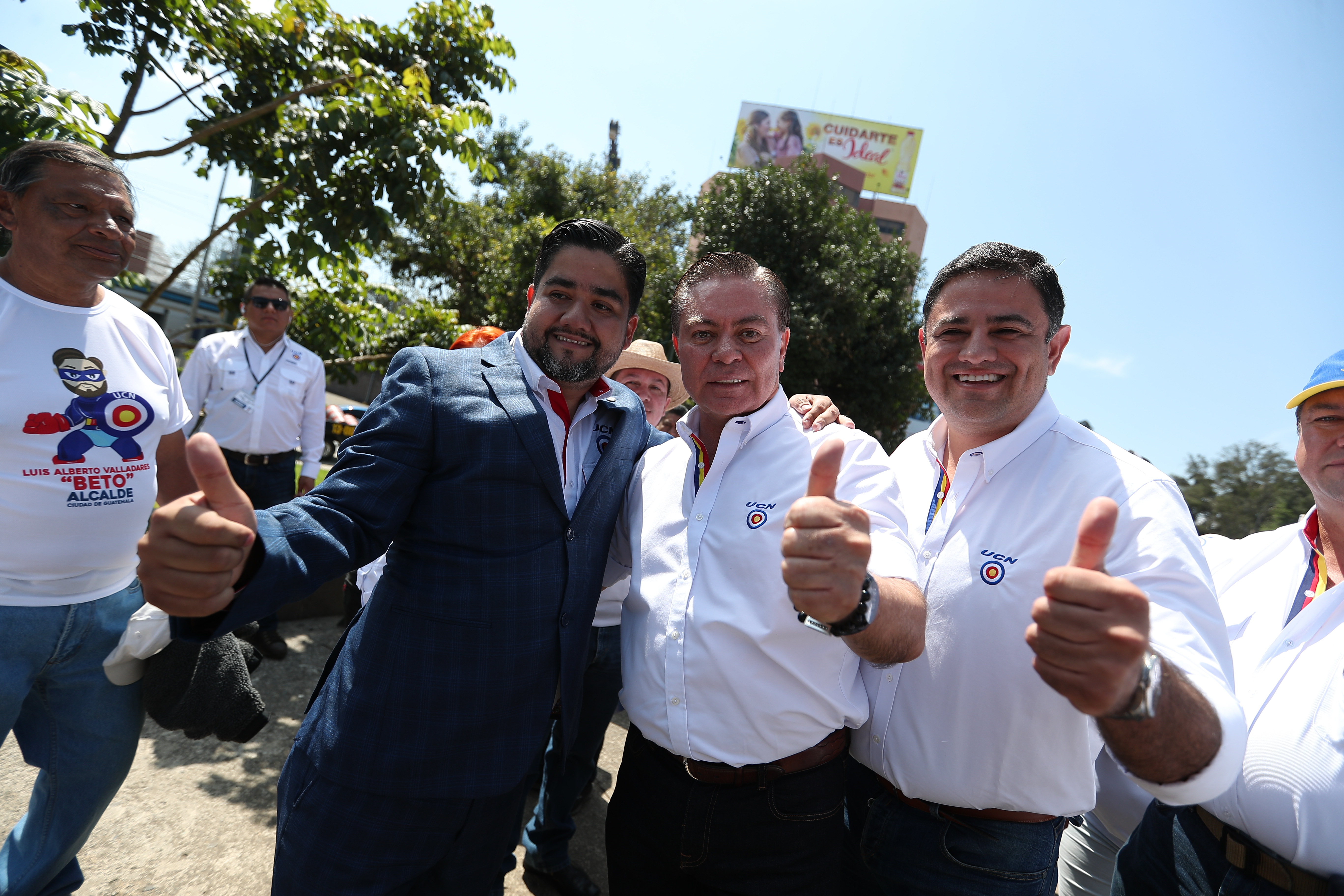 Mario Estrada, candidato a la Presidencia y Javier Castillo Valenzuela  candidato a la Vicepresidencia durante el lanzamiento de campaña de la UCN en el Obelisco. (Foto Prensa Libre: Hemeroteca PL)