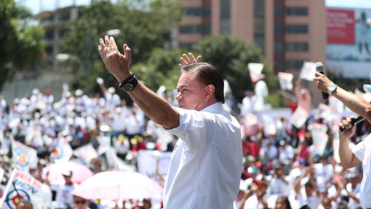 Mario Estrada Orellana, candidato a la presidencia por la UCN, durante el lanzamiento de su campaña.  (Foto Prensa Libre: Hemeroteca PL)