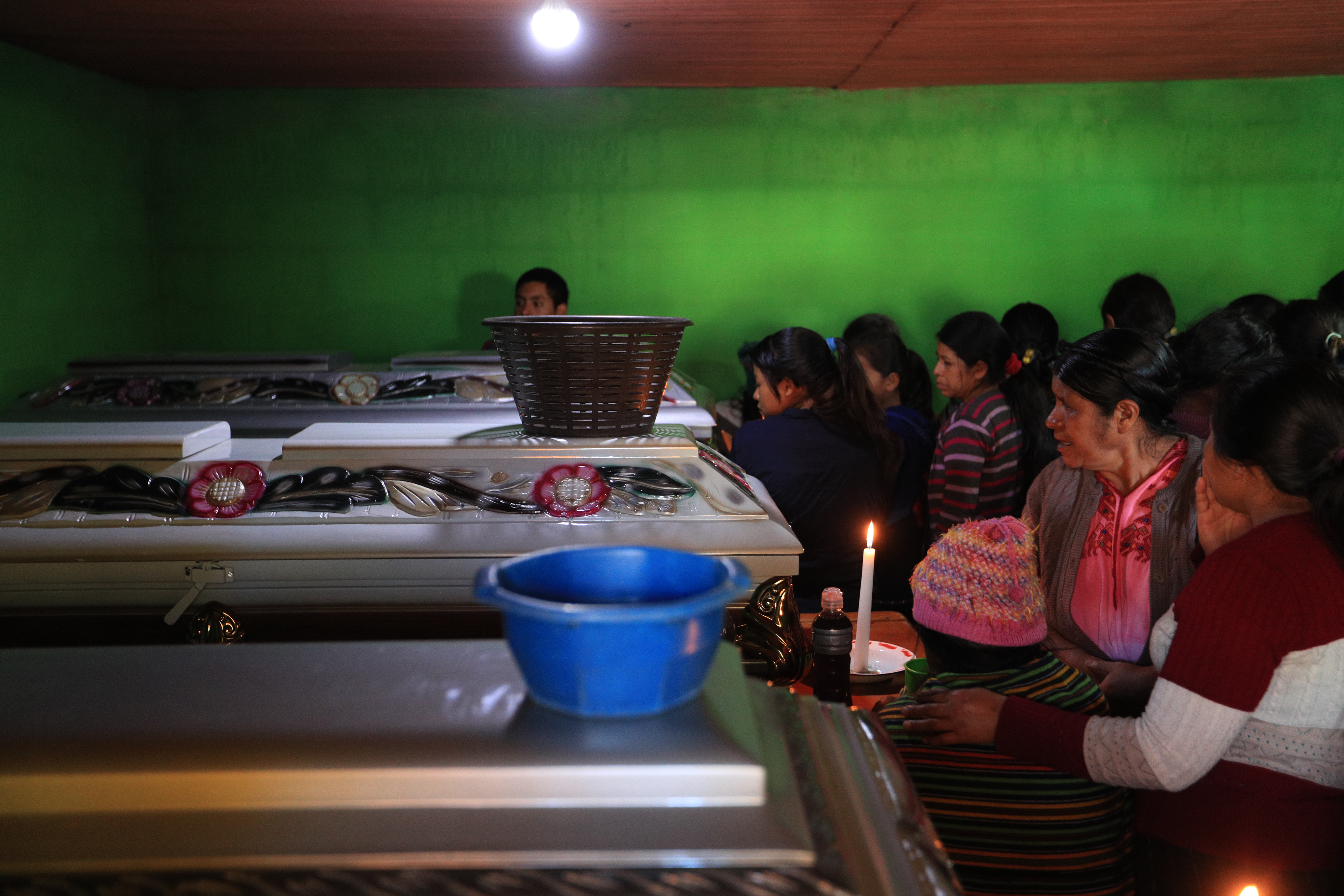 Velatorio de los restos de Miguel Tambriz y su esposa Martina Coty y su hija Nayeli, quienes murieron en el accidente vial ocurrido en el kilómetro 159.5 de la ruta Interamericana, Nahualá, Sololá. (Foto Prensa Libre: Carlos Hernández). 