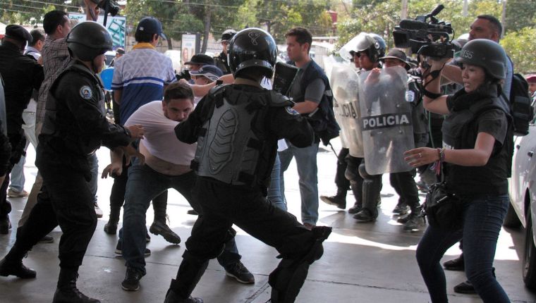 La policía nicaragüense arremetió contra periodistas el fin de semana último. (Foto: AFP)