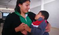 Lorena Chacat junto a su hijo Andy, quien recibe atención en el Instituto Neurológico de Guatemala. (Foto Prensa Libre: Oscar Fernando García).