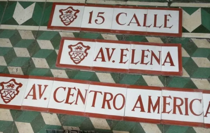 Tipo de nomenclatura que es colocada en el Centro Histórico de la capital. (Foto Prensa Libre: Hemeroteca PL). 