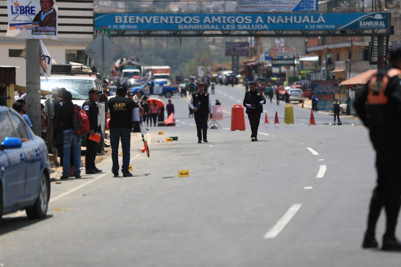 Autoridades reconstruyen los hechos en el lugar donde fueron arrolladas unas 30 personas, de las cuales han fallecido 18. (Foto Prensa Libre: Hemeroteca PL)