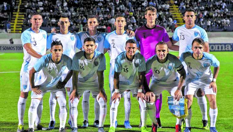 Los once iniciales de Guatemala posan durante los actos de protocolo, antes del inicio de un partido amistoso internacional entre Nicaragua y Guatemala. (Foto Prensa Libre: EFE)