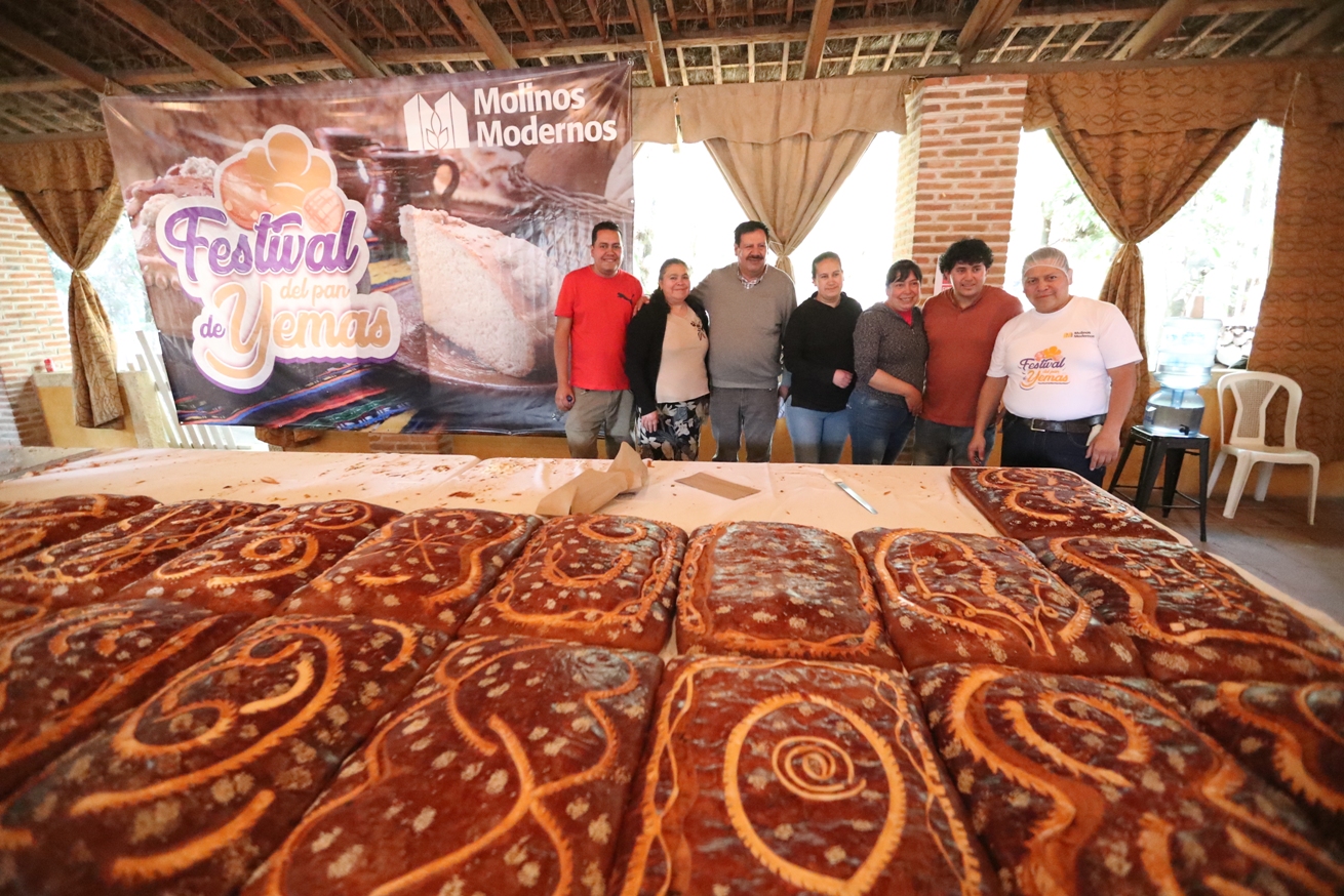 En el festival las familias se tomaron fotografías con el pan de yemas y posteriormente lo probaron. (Foto Prensa Libre: María Longo) 