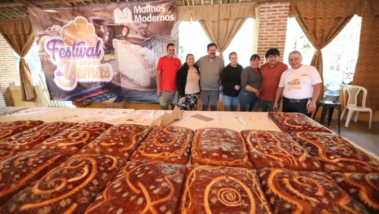 En el festival las familias se tomaron fotografías con el pan de yemas y posteriormente lo probaron. (Foto Prensa Libre: María Longo) 