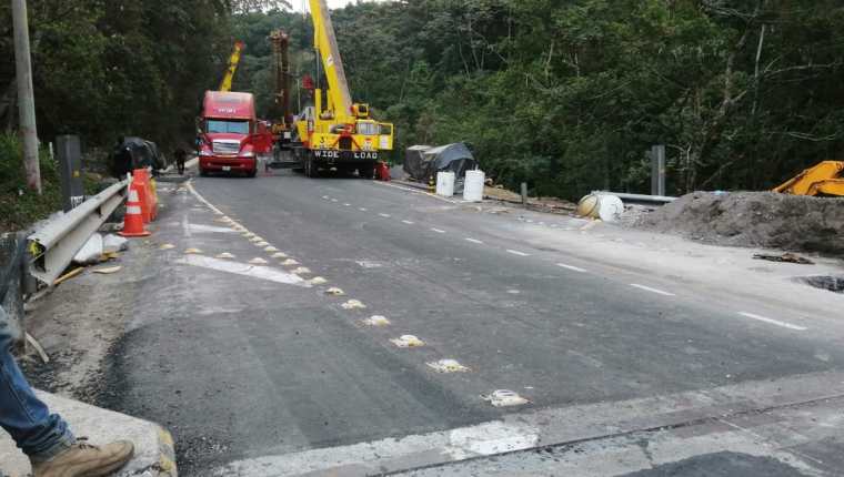 Maquinaria trabaja en el Puente Barranca Honda en la RN14. (Foto Prensa Libre: @COVIAL_CIV).

