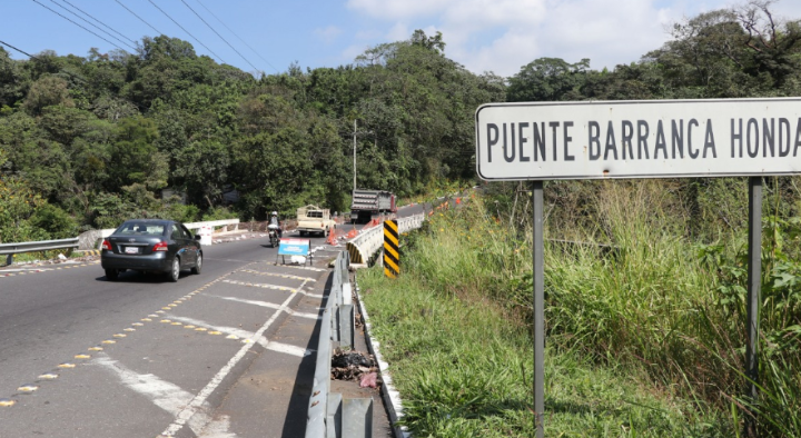 El paso por la Ruta Nacional 14 ha sido restringido en varias oportunidades, debido a los daños causados por la erupción del Volcán de Fuego. (Foto Prensa Libre: Carlos Paredes)