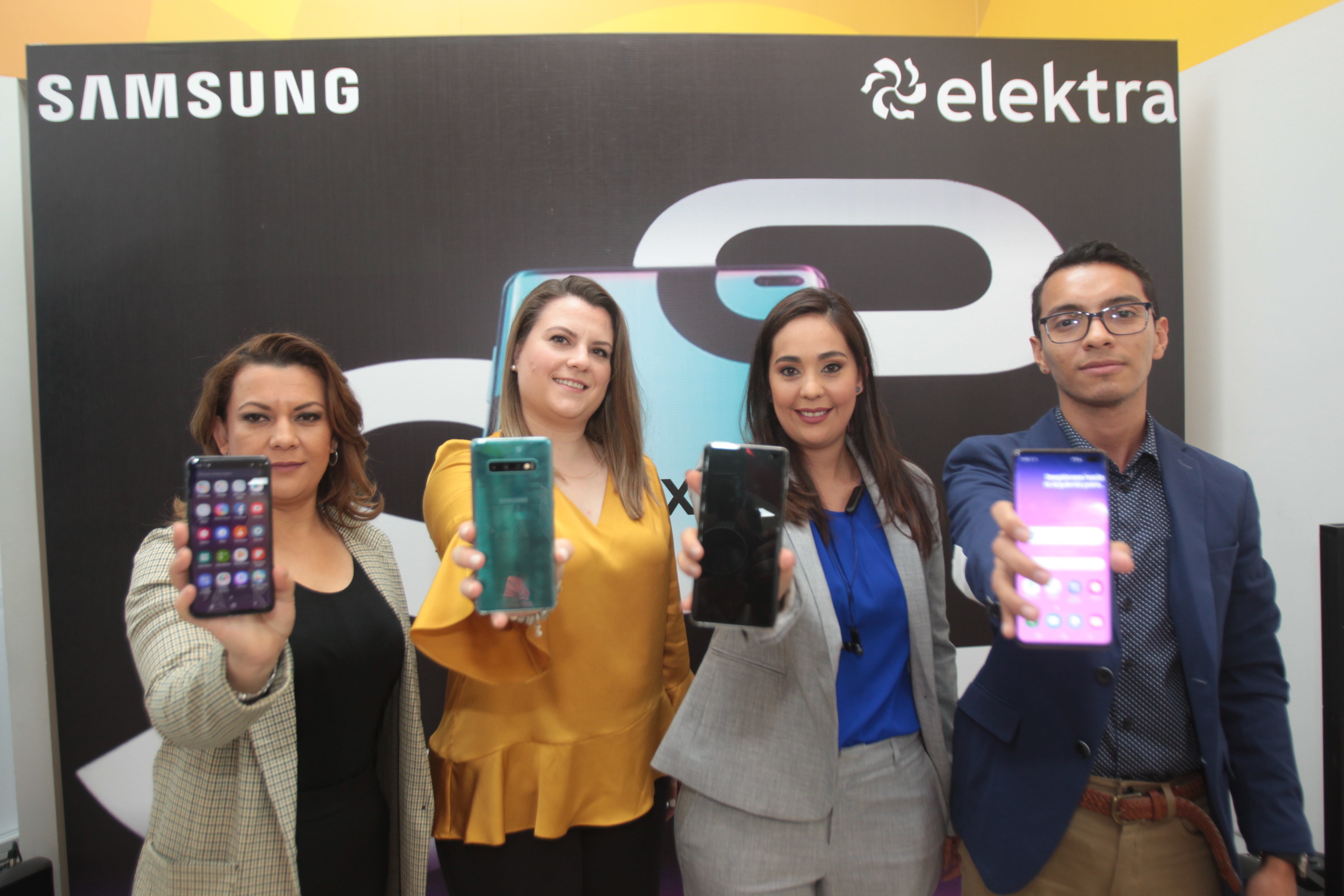 Personeros de Elektra y Samsung presentaron la nueva gama de celulares Samsung Galaxy S10