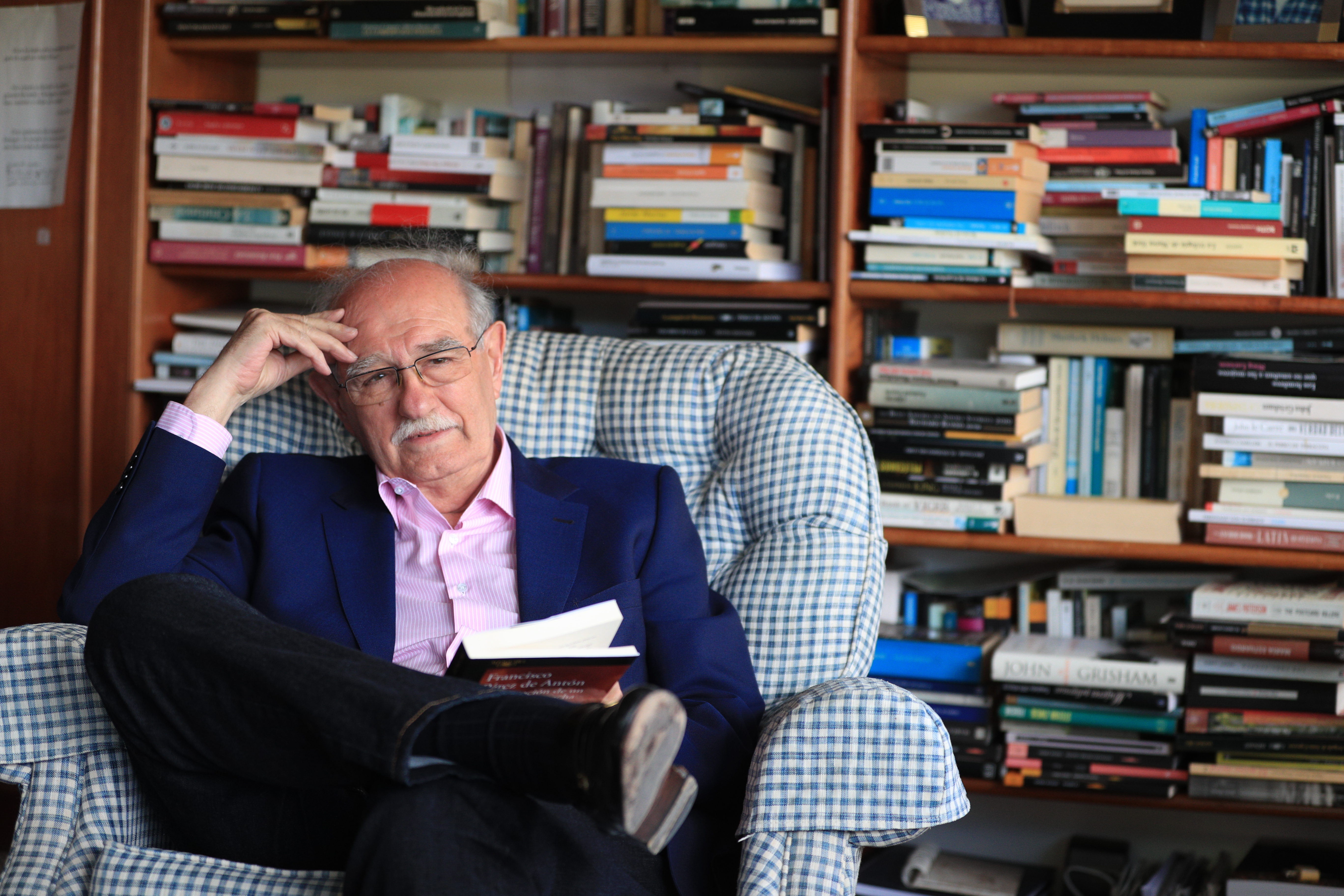 El escritor Francisco Pérez de Antón lanza su nuevo libro titulado "La corrupción de un presidente sin tacha". (Foto Prensa Libre: Carlos Hernández)