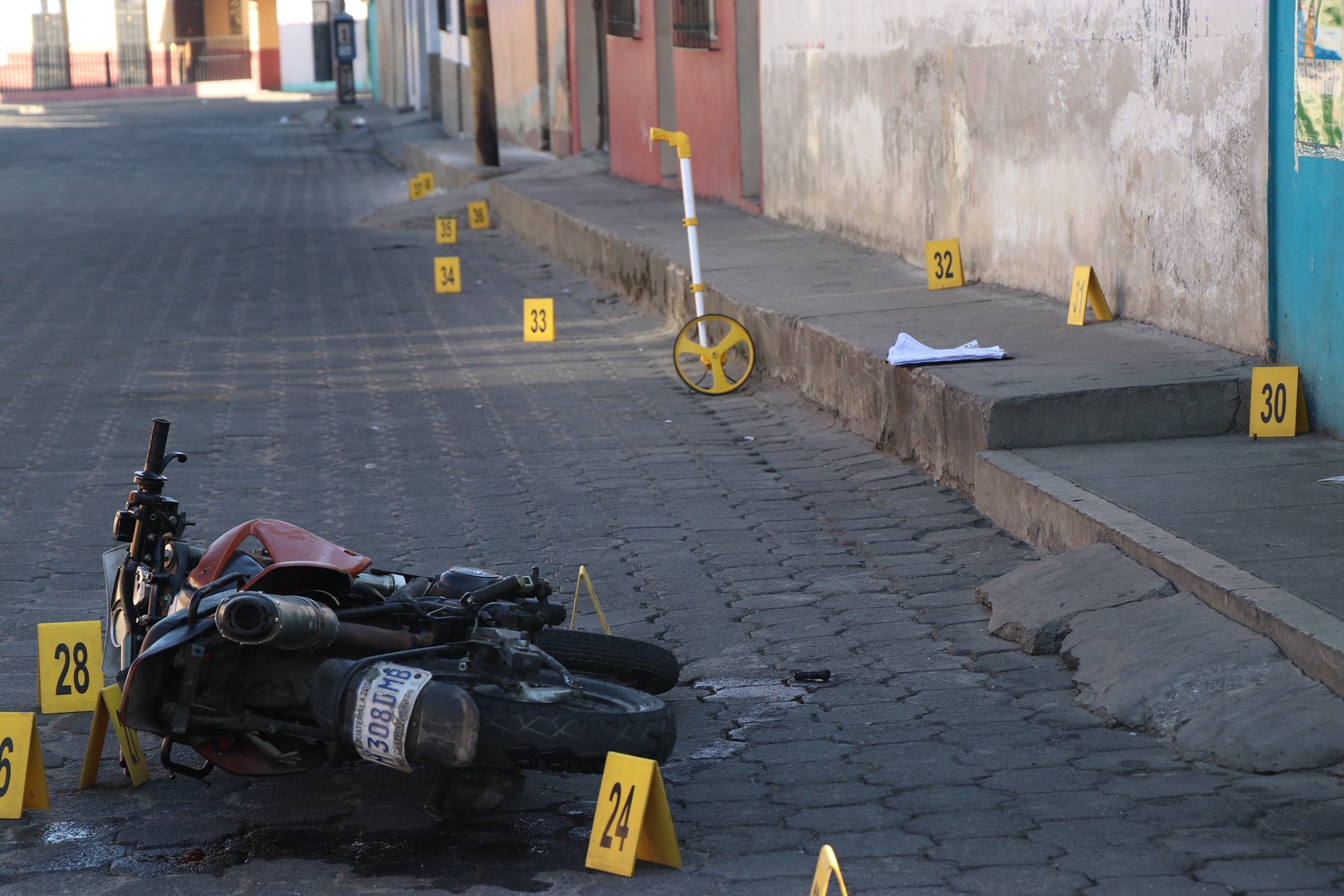Esta es una de las motocicletas encontradas en la escena. (Foto Prensa Libre: María Longo) 